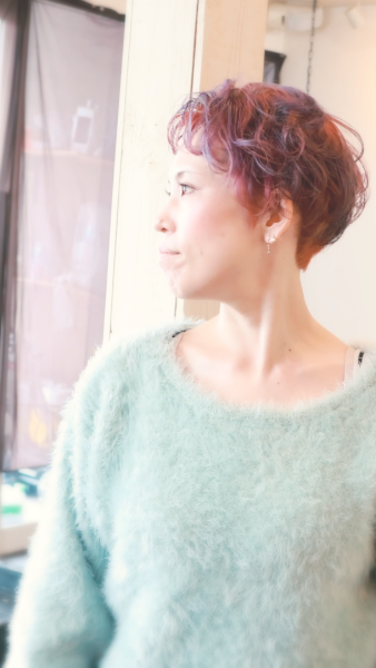 40代女性のショートスタイル施術後。深みのあるレッドパープルカラーで、ツヤとハリが戻り、大人っぽく仕上がった髪