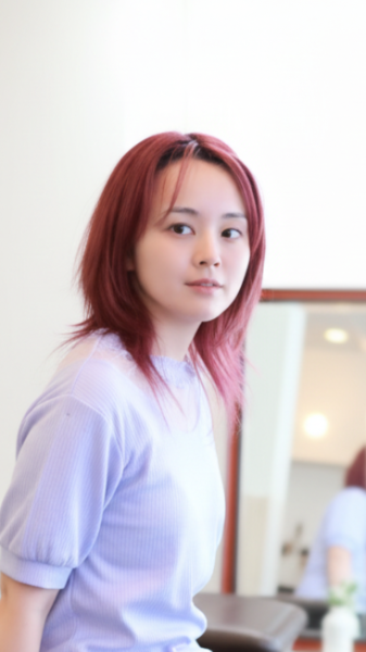 30代女性のレッドカラー施術後。透明感のあるレッド系カラーで、光に透けるようなツヤが出ており、顔色が明るく若々しく見える髪